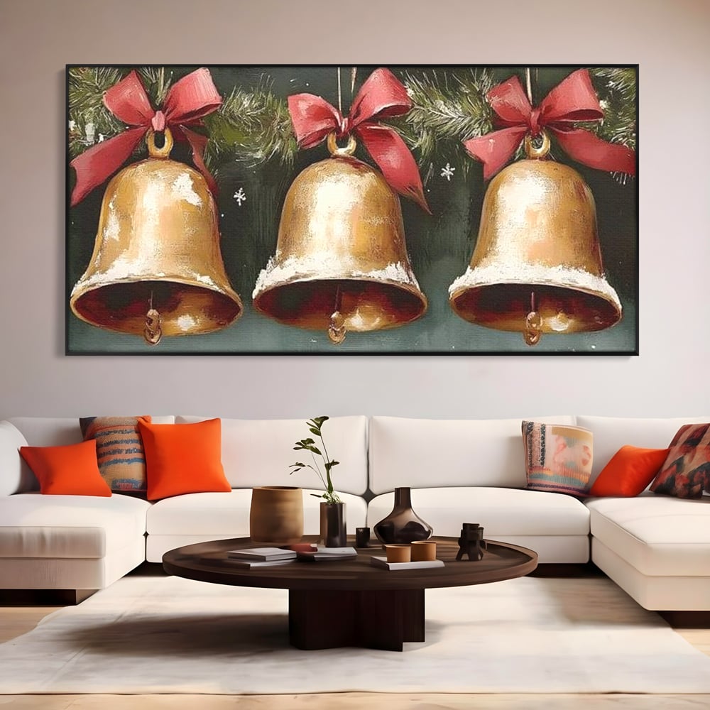 Tablou canvas cu pictura cu clopote aurii de craciun, in rama de aluminiu negru, pe perete intr-un living